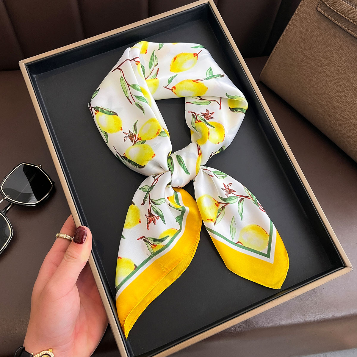 Новинка 2025 года, квадратный  – обзор и цена Silk Neck Scarf
